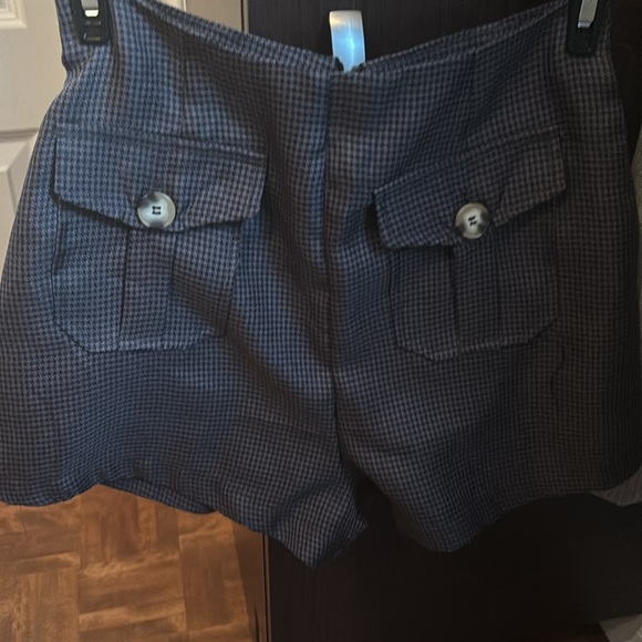 short. - Picture 2 of 3